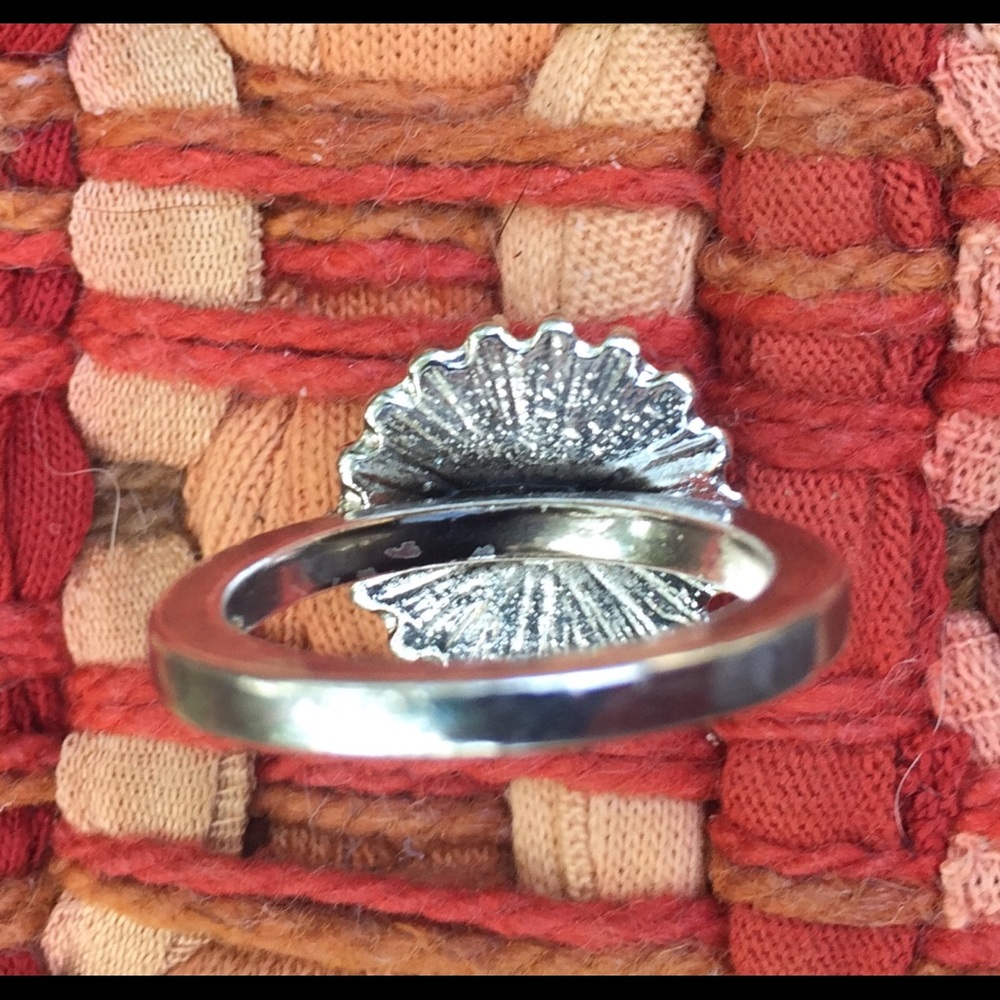 💎New Listing!💎Beautiful silver toned ring - Picture 4 of 4
